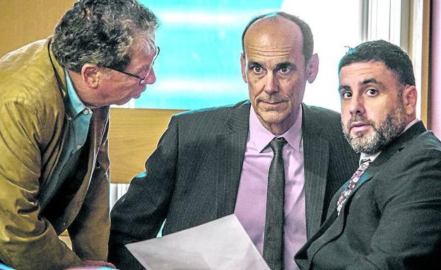 Pablo Ibar, con sus abogados Benjamin Waxman y Fred Haddad, durante las deliberaciones del jurado.