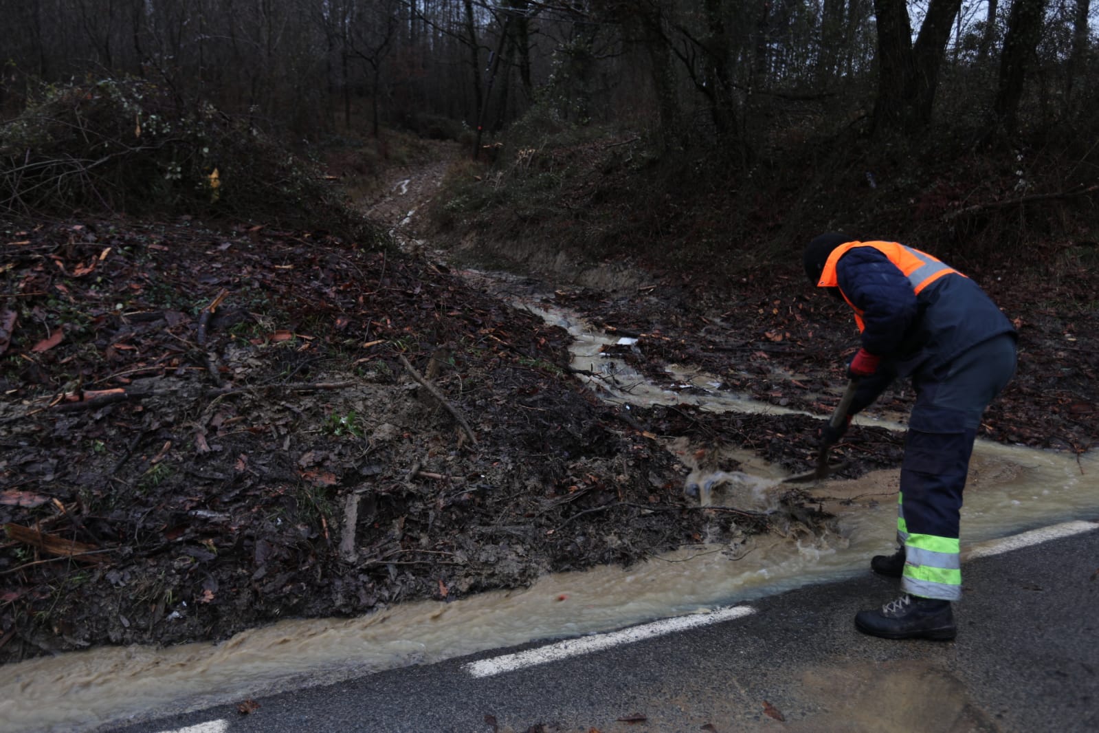 Carreteras afectadas por la lluvia en Muxika.