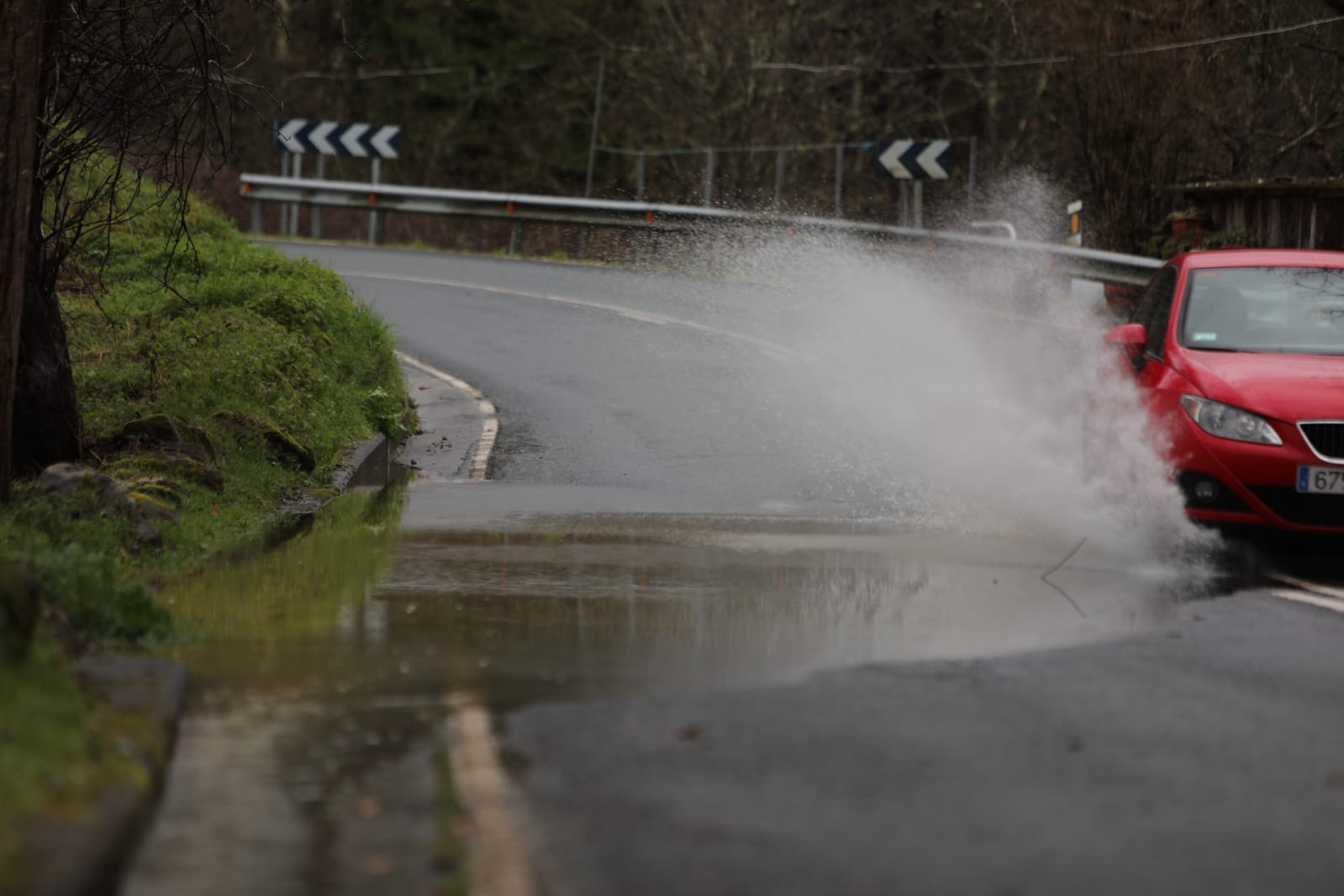 Carreteras afectadas por la lluvia en Muxika.