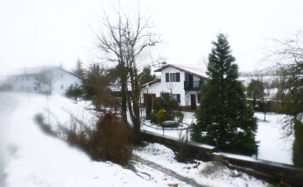 La nieve cubre de blanco el puerto de Opakua. 