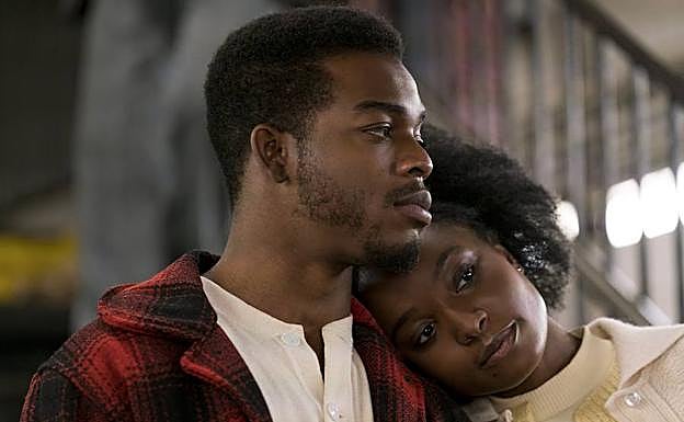 Stephan James y Kiki Layne se aman y luchan contra el racismo en la América de los 70 en 'El blues de Beale Street'.