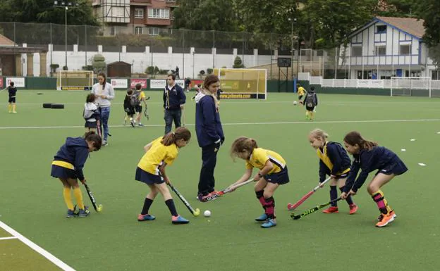 Varias niñas entrenan hockey sobre hierba en el Club Jolaseta.