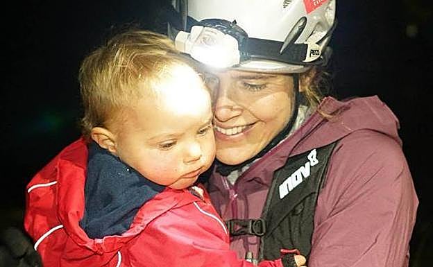 Jasmin Paris abraza a su hija Rowan. 