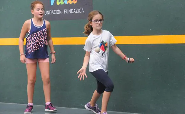 Una niña prueba su habilidad con la pelota gracias al programa de promoción del deporte infantil femenino de la Fundación Vital. 