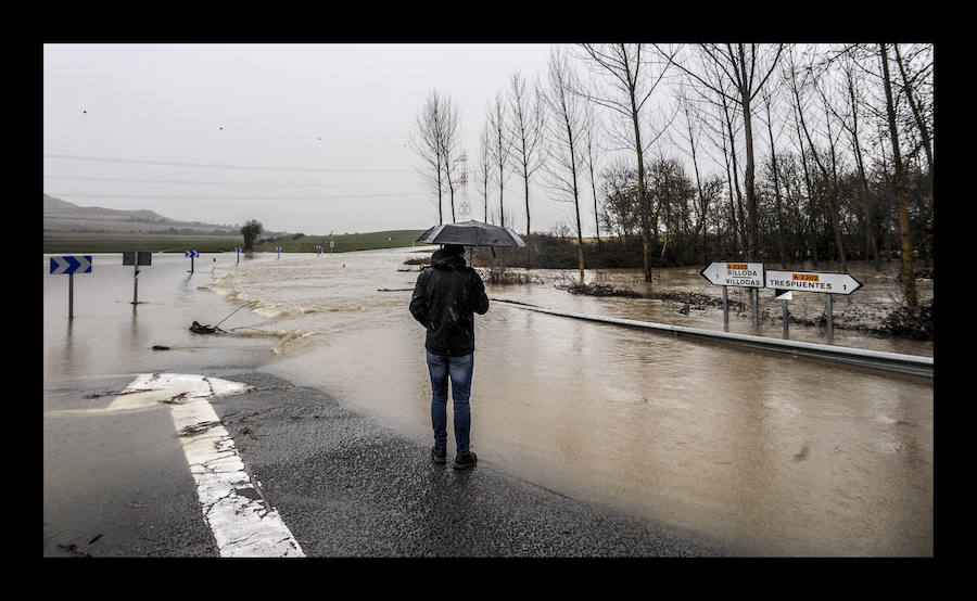 Cruce de Víllodas y Trespuente. El temporal de intensas lluvias caídas en Álava continúa provocando algunos inconvenientes y percances en el territorio histórico. Los ojos se posan especialmente en las carreteras y ríos de la provincia, que tratan de absorber la gran cantidad de agua -en algunos casos en forma de nieve- que se ha precipitado casi sin interrupción a lo largo de las últimas horas. En consecuencia, la formación de balsas de agua y el desbordamiento del Zadorra y el Baias están afectando este jueves al tráfico.