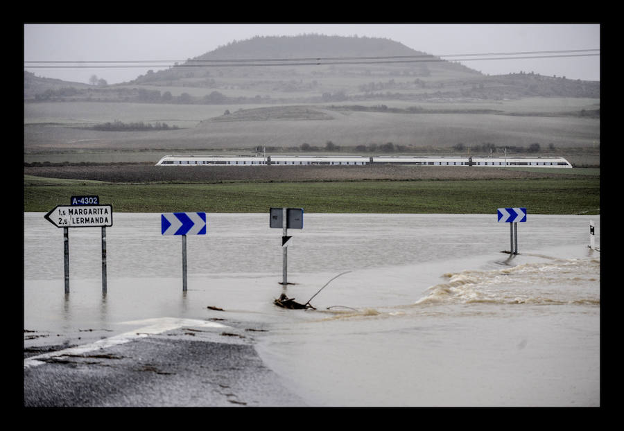 El temporal de intensas lluvias caídas en Álava continúa provocando algunos inconvenientes y percances en el territorio histórico. Los ojos se posan especialmente en las carreteras y ríos de la provincia, que tratan de absorber la gran cantidad de agua -en algunos casos en forma de nieve- que se ha precipitado casi sin interrupción a lo largo de las últimas horas. En consecuencia, la formación de balsas de agua y el desbordamiento del Zadorra y el Baias están afectando este jueves al tráfico.