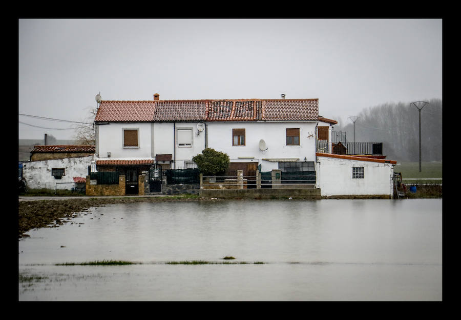 Mendibil. El temporal de intensas lluvias caídas en Álava continúa provocando algunos inconvenientes y percances en el territorio histórico. Los ojos se posan especialmente en las carreteras y ríos de la provincia, que tratan de absorber la gran cantidad de agua -en algunos casos en forma de nieve- que se ha precipitado casi sin interrupción a lo largo de las últimas horas. En consecuencia, la formación de balsas de agua y el desbordamiento del Zadorra y el Baias están afectando este jueves al tráfico.