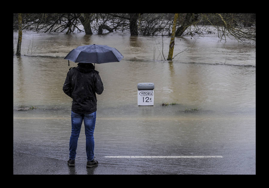 El temporal de intensas lluvias caídas en Álava continúa provocando algunos inconvenientes y percances en el territorio histórico. Los ojos se posan especialmente en las carreteras y ríos de la provincia, que tratan de absorber la gran cantidad de agua -en algunos casos en forma de nieve- que se ha precipitado casi sin interrupción a lo largo de las últimas horas. En consecuencia, la formación de balsas de agua y el desbordamiento del Zadorra y el Baias están afectando este jueves al tráfico.