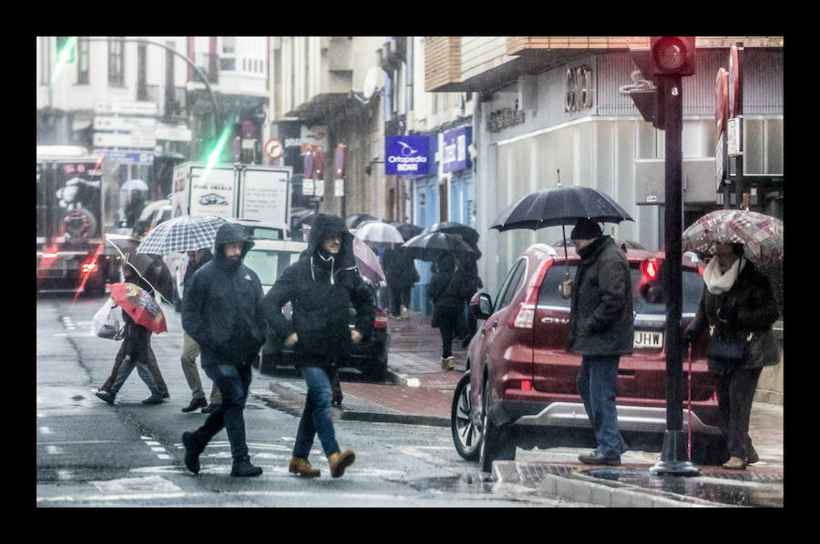 Vitoria. El temporal de intensas lluvias caídas en Álava continúa provocando algunos inconvenientes y percances en el territorio histórico. Los ojos se posan especialmente en las carreteras y ríos de la provincia, que tratan de absorber la gran cantidad de agua -en algunos casos en forma de nieve- que se ha precipitado casi sin interrupción a lo largo de las últimas horas. En consecuencia, la formación de balsas de agua y el desbordamiento del Zadorra y el Baias están afectando este jueves al tráfico.