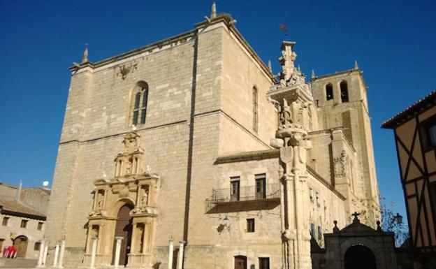 La colegiata de Santa Ana tiene aires de fortaleza. 