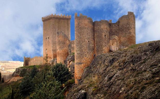 El castillo se sitúa en una colina desde la que se dominan la aldea y el valle.