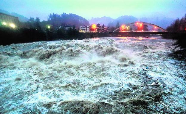 El río Cadagua bajaba ayer tan cargado de agua que causó inundaciones en Alonsotegi y otros puntos de Las Encartaciones. 