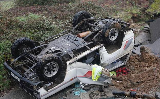 El vehículo en el que viajaba uno de los fallecidos, tras el accidente.