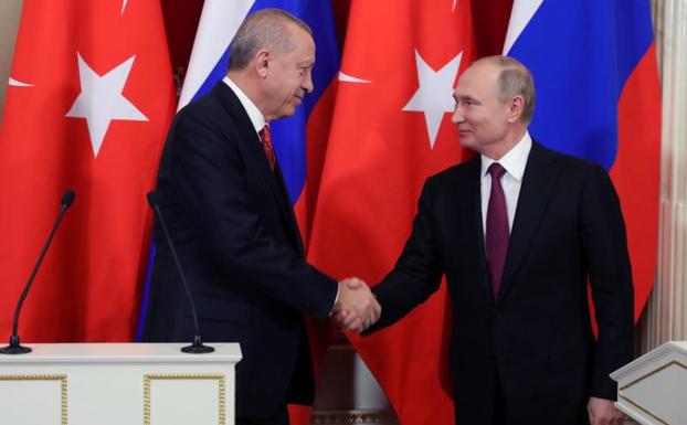 Erdogan estrecha la mano a Putin.