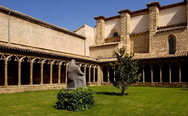 La estatua del padre Llevaneras, obra de Oteiza, domina el claustro de San Francisco de Asís.