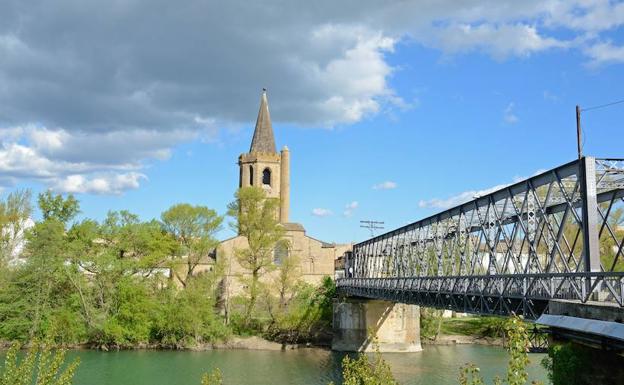 La cúpula puntiaguda de Santa María La Real, junto al puente sobre el río Aragón, marca el perfil de la villa navarra.