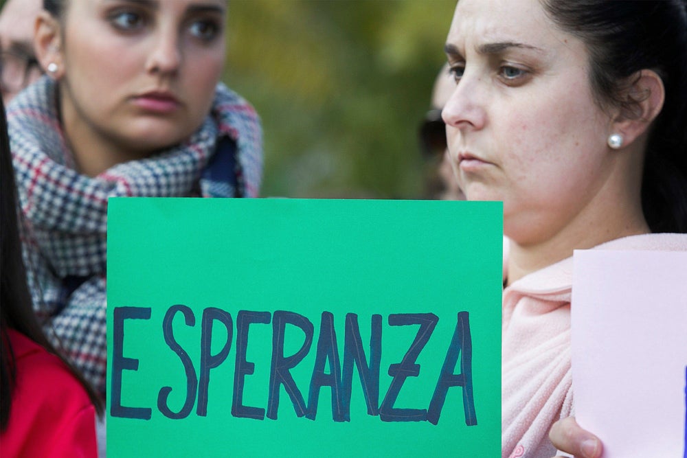 AGARRADOS A LA ESPERANZA. La noticia de la caída de Julen en el pozo estremece a todo el país y desencadena una oleada de apoyo que traspasa los límites del pueblo del crío, Totalán, donde se vuelcan con la familia. Aun conscientes de que el tiempo y los inconvenientes del rescate juegan en contra del niño, los ciudadanos se agarran a la esperanza y así lo manifiestan con carteles y en las redes sociales.