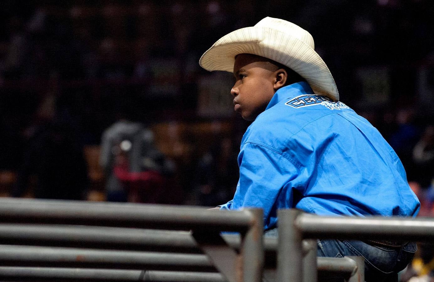 En Denver, Colorado, se celebra el único rodeo en el que participan vaqueros nativos y afroamericanos en homenaje a Martin Luther King. La historia viene de lejos, del tiempo en que se asignaba a los esclavos la tarea de guiar al ganado en las plantaciones y ranchos cuando los propietarios de las haciendas se iban a la Guerra Civil. Después, llegada la emancipación, sus habilidades en el manejo de los caballos y su buena disposición para realizar trabajos peligrosos hizo que sus servicios fueran muy demandados.