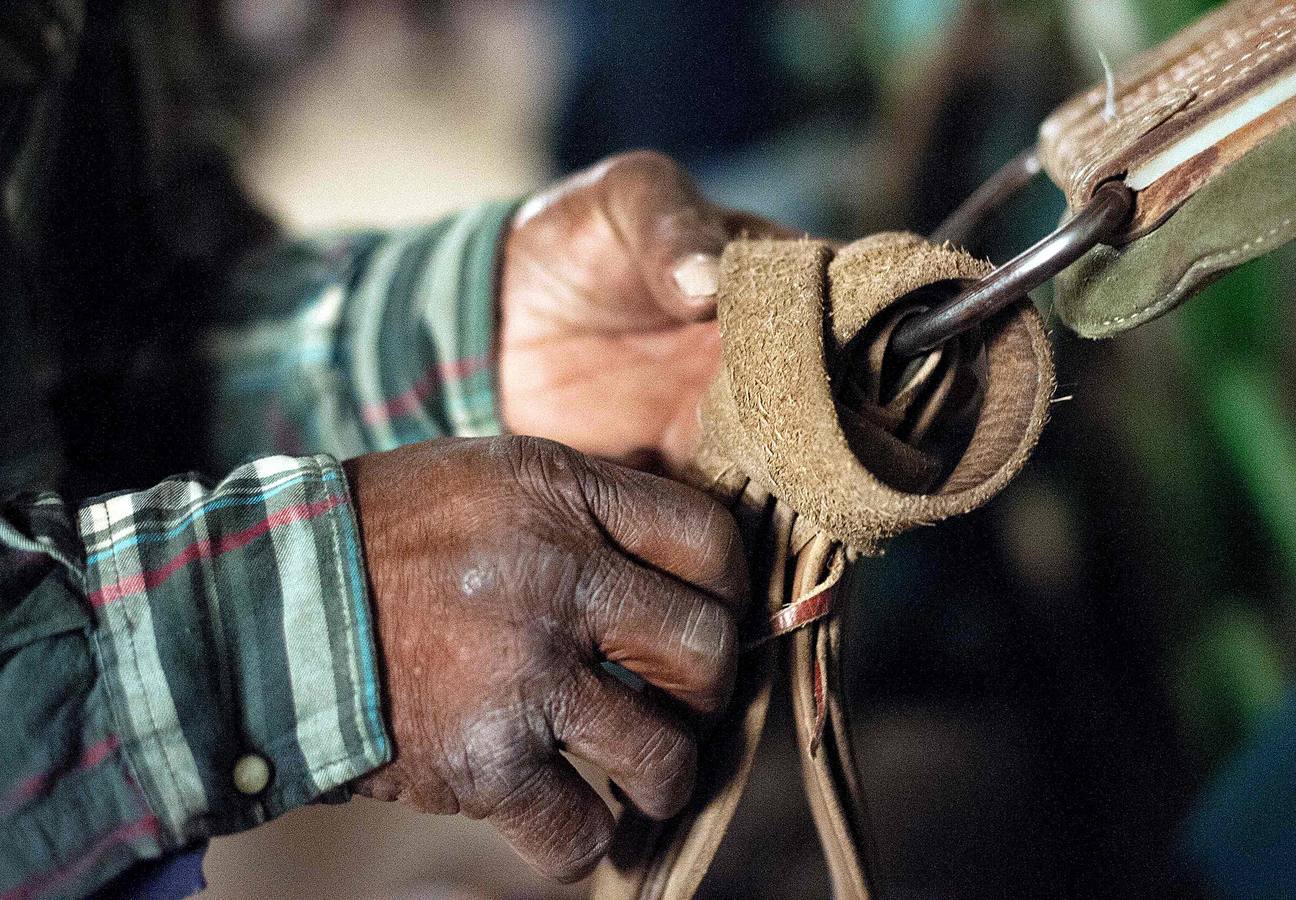 En Denver, Colorado, se celebra el único rodeo en el que participan vaqueros nativos y afroamericanos en homenaje a Martin Luther King. La historia viene de lejos, del tiempo en que se asignaba a los esclavos la tarea de guiar al ganado en las plantaciones y ranchos cuando los propietarios de las haciendas se iban a la Guerra Civil. Después, llegada la emancipación, sus habilidades en el manejo de los caballos y su buena disposición para realizar trabajos peligrosos hizo que sus servicios fueran muy demandados.