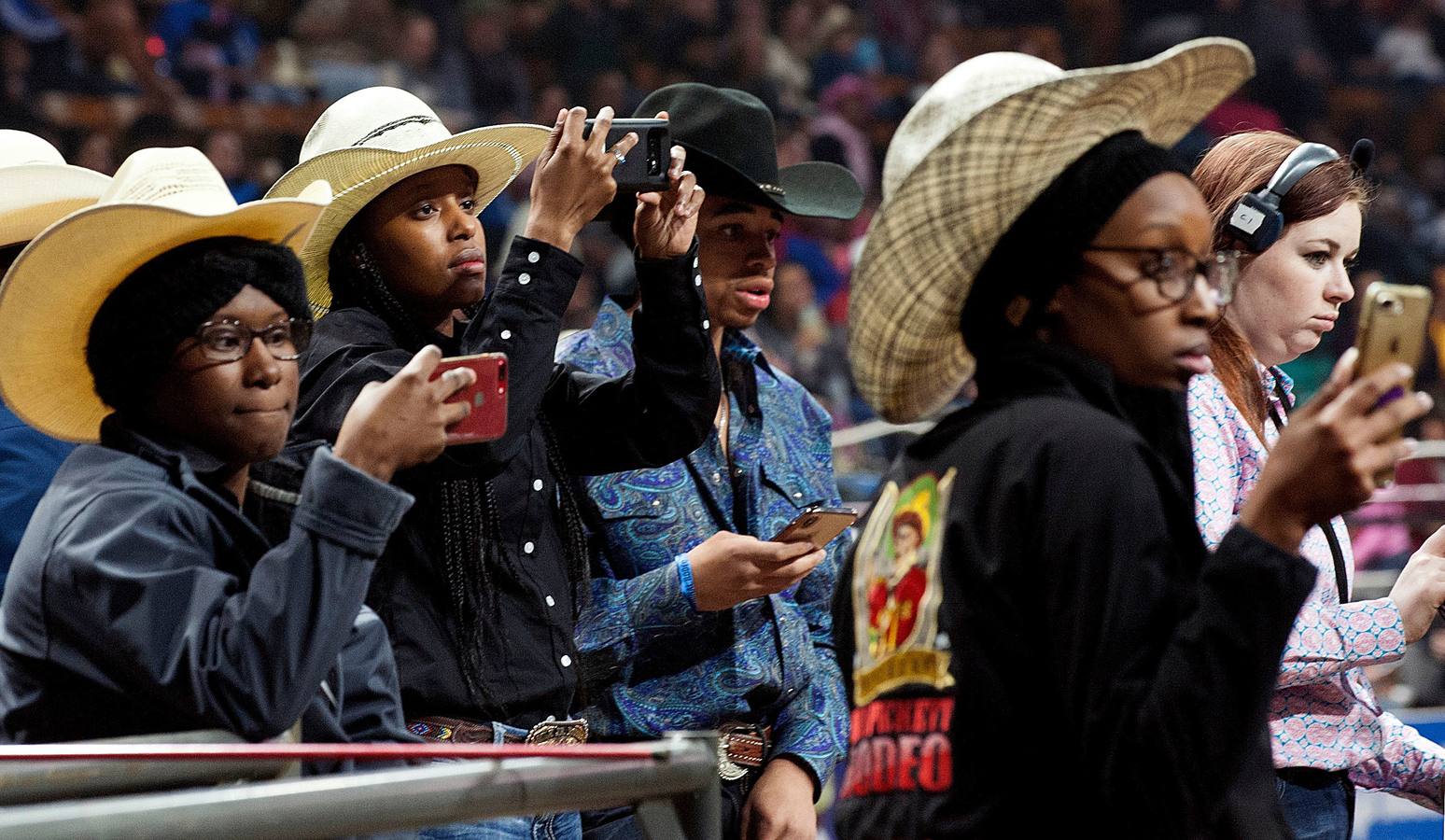 En Denver, Colorado, se celebra el único rodeo en el que participan vaqueros nativos y afroamericanos en homenaje a Martin Luther King. La historia viene de lejos, del tiempo en que se asignaba a los esclavos la tarea de guiar al ganado en las plantaciones y ranchos cuando los propietarios de las haciendas se iban a la Guerra Civil. Después, llegada la emancipación, sus habilidades en el manejo de los caballos y su buena disposición para realizar trabajos peligrosos hizo que sus servicios fueran muy demandados.