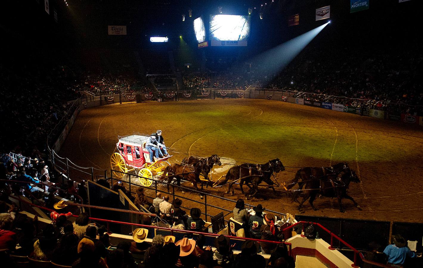 En Denver, Colorado, se celebra el único rodeo en el que participan vaqueros nativos y afroamericanos en homenaje a Martin Luther King. La historia viene de lejos, del tiempo en que se asignaba a los esclavos la tarea de guiar al ganado en las plantaciones y ranchos cuando los propietarios de las haciendas se iban a la Guerra Civil. Después, llegada la emancipación, sus habilidades en el manejo de los caballos y su buena disposición para realizar trabajos peligrosos hizo que sus servicios fueran muy demandados.