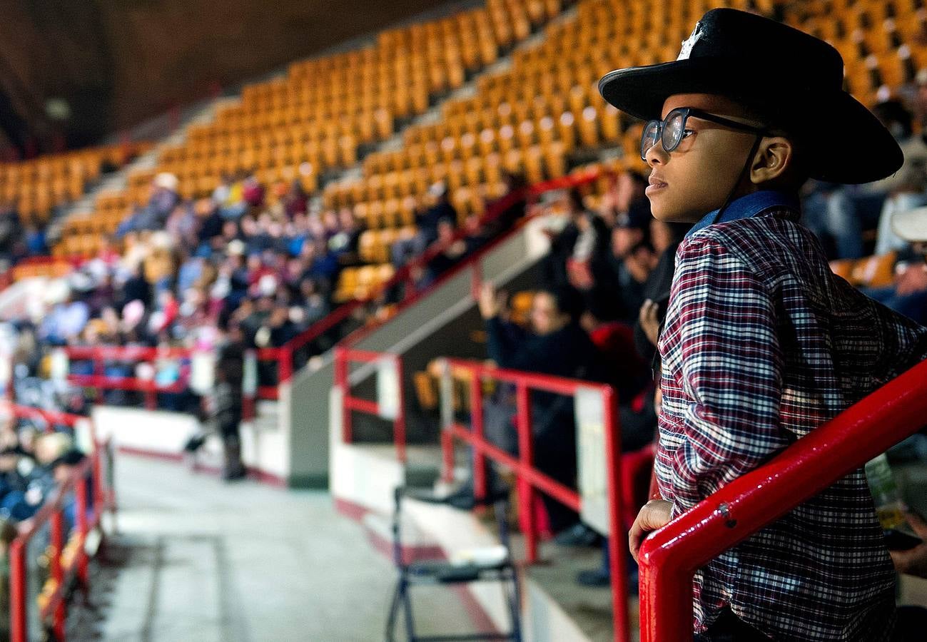 En Denver, Colorado, se celebra el único rodeo en el que participan vaqueros nativos y afroamericanos en homenaje a Martin Luther King. La historia viene de lejos, del tiempo en que se asignaba a los esclavos la tarea de guiar al ganado en las plantaciones y ranchos cuando los propietarios de las haciendas se iban a la Guerra Civil. Después, llegada la emancipación, sus habilidades en el manejo de los caballos y su buena disposición para realizar trabajos peligrosos hizo que sus servicios fueran muy demandados.