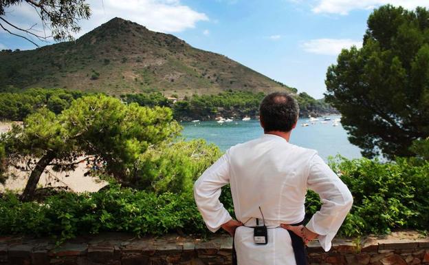 El chef catalán observa cala Montjoi desde la terraza de su restaurante.