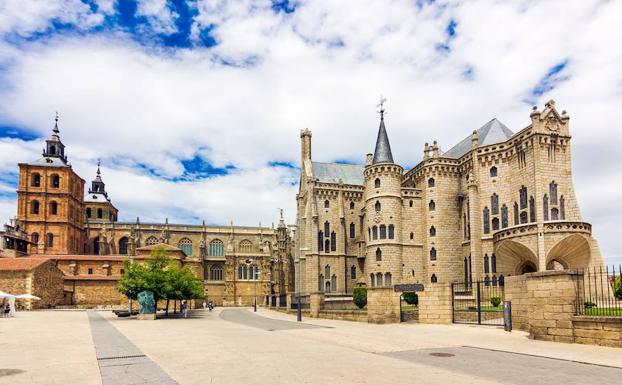 La catedral, a la izquierda, y el palacio episcopal diseñado por Gaudí son dos de las joyas de Astorga.