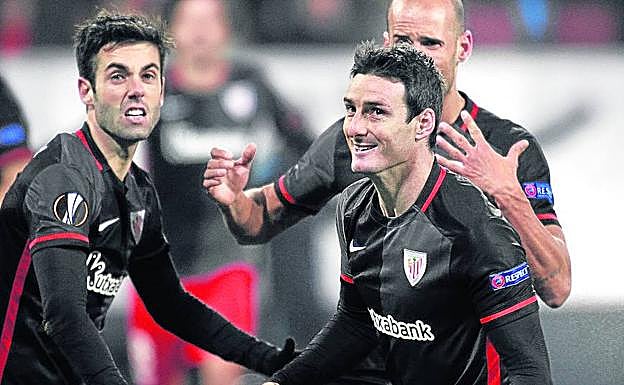 Aduriz celebra junto a Susaeta un gol al Ausburgo en la pasada Europa League. 