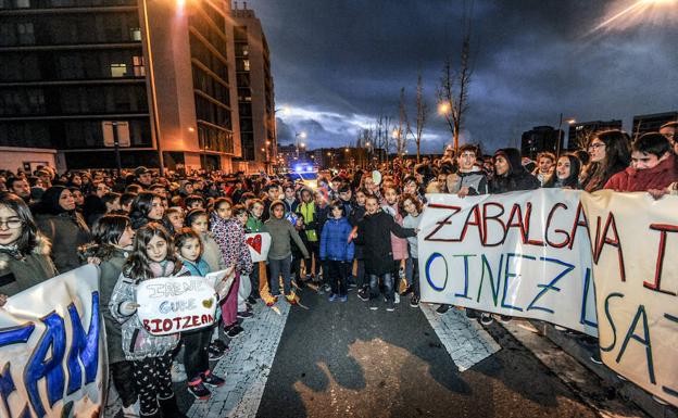 Los vecinos de Zabalgana empiezan a concentrarse ante el paso de cebra donde ocurrió el atropello.