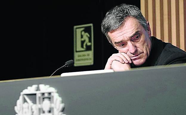 El secretario para la Convivencia, Jonan Fernández, durante la comparecencia de ayer en Bilbao.