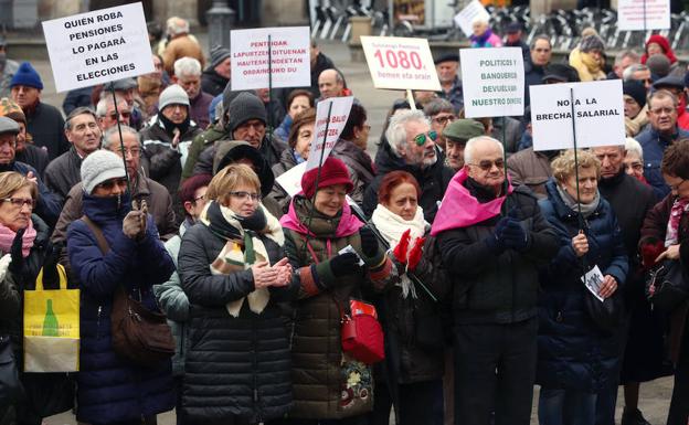 Pensionistas alaveses, durante una de sus concentraciones en la plaza de España de Vitoria.