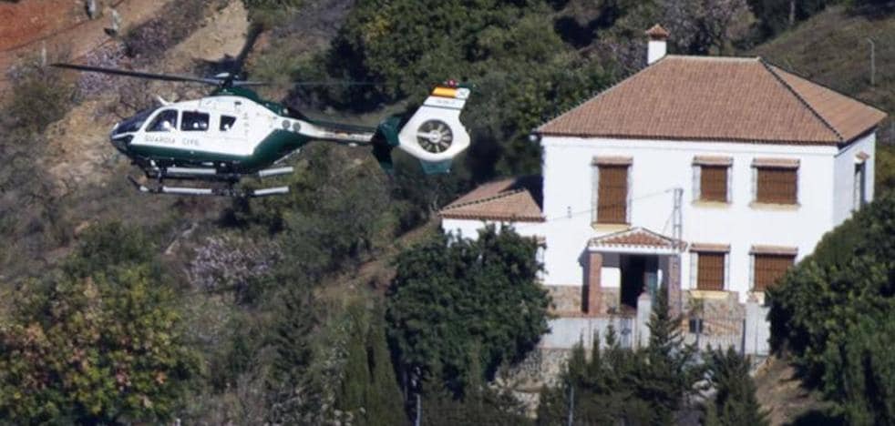 Imagen secundaria 1 - El helicóptero de la Guardia Civil regresa de Sevilla a Totalán, adonde había acudido para hacer acopio de explosivos para microvoladuras. Segunda imagen: descarga de los explosivos. Tercera foto: las máquinas en la zona de rescate, esta mañana.