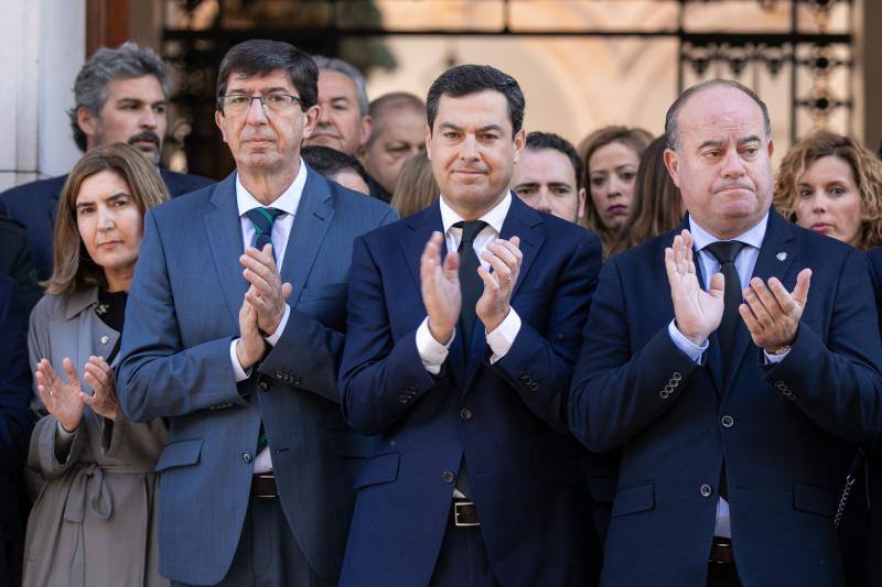 Instituciones, figuras públicas y vecinos han expresado sus condolencias a la familia del pequeño cuyo cadáver fue hallado de madrugada en el pozo en el que se le buscaba en Totalán