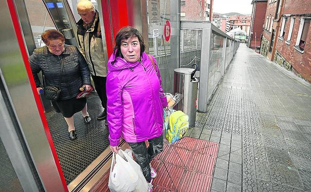 Yolanda sale del 'Papamóvil' con las bolsas de la compra.