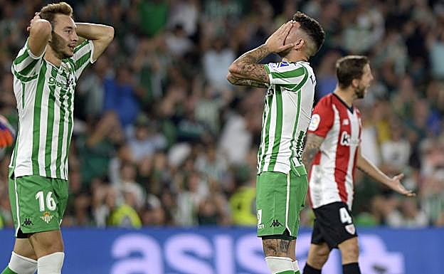 Los béticos Loren y Sanabria se lamentan de una oportunidad perdida ante el Athletic