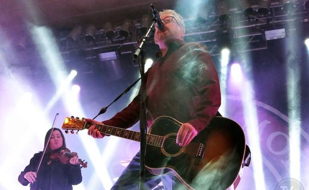 Flogging Molly, con el líder zurdo Dave King y su esposa flautista y violinista Bridget Regan. 