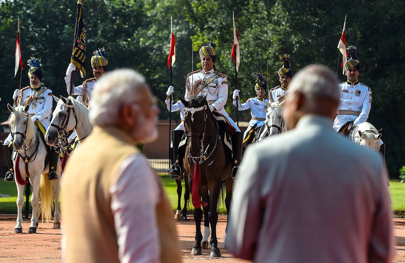 Los llamados «guardaespaldas del presidente» son una selecta unidad de caballería india compuesta por 200 miembros, asignada durante siglos a las personalidades del país. Para formar parte de este grupo de élite, que montará los mejores caballos y vestirá los más llamativos uniformes, los aspirantes deben medir al menos 1,82, tener apariencia agradable y una reputación fuera de dudas. Sin embargo, a pesar de la pompa y el nombre, los guardaespaldas no protegen al presidente: su seguridad corre a cargo de la policía de Delhi.