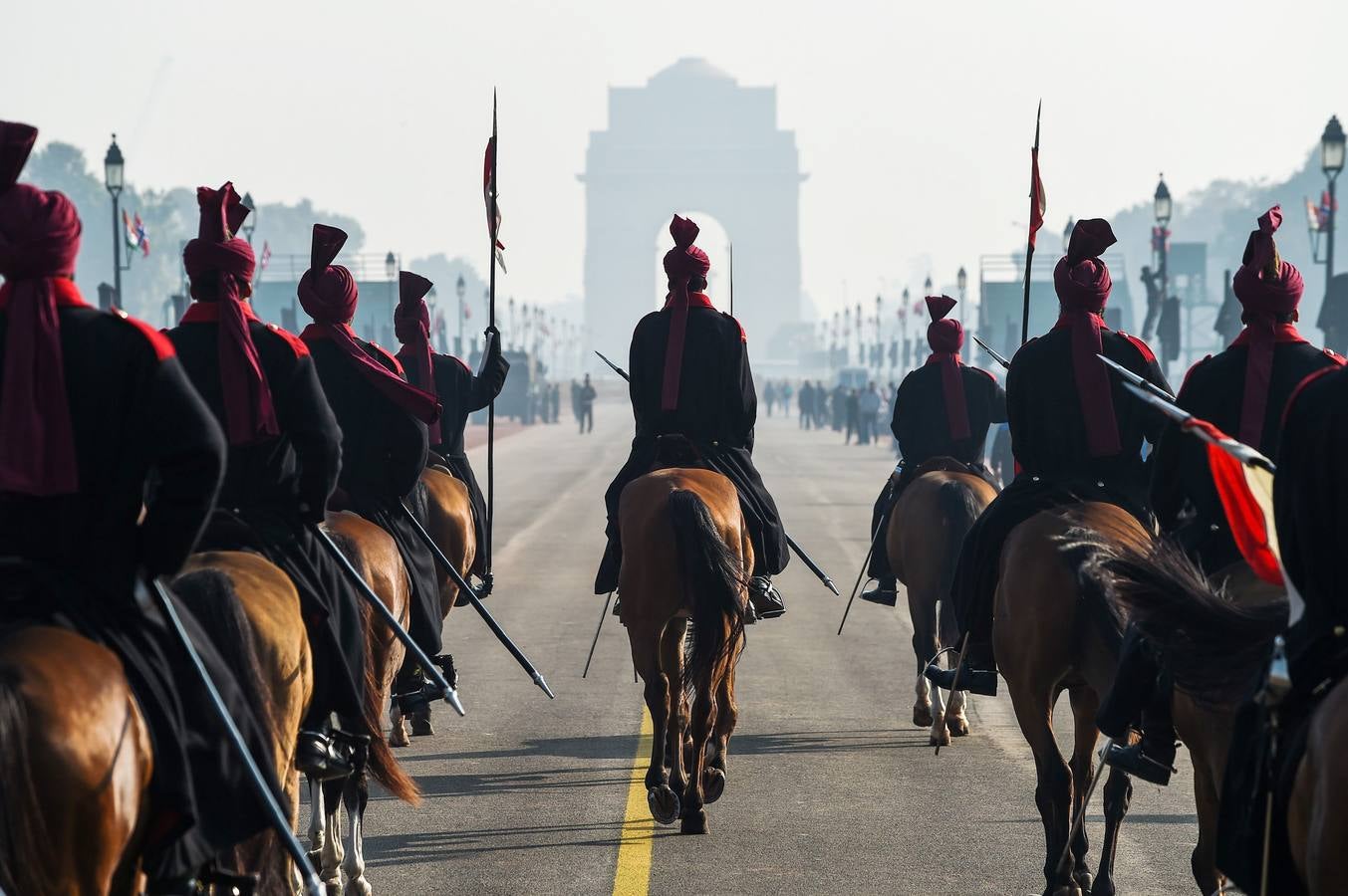 Los llamados «guardaespaldas del presidente» son una selecta unidad de caballería india compuesta por 200 miembros, asignada durante siglos a las personalidades del país. Para formar parte de este grupo de élite, que montará los mejores caballos y vestirá los más llamativos uniformes, los aspirantes deben medir al menos 1,82, tener apariencia agradable y una reputación fuera de dudas. Sin embargo, a pesar de la pompa y el nombre, los guardaespaldas no protegen al presidente: su seguridad corre a cargo de la policía de Delhi.