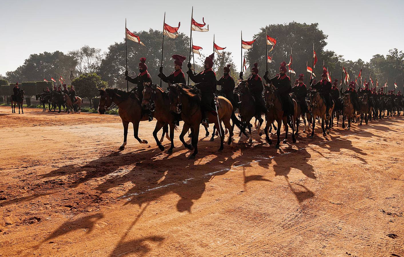 Los llamados «guardaespaldas del presidente» son una selecta unidad de caballería india compuesta por 200 miembros, asignada durante siglos a las personalidades del país. Para formar parte de este grupo de élite, que montará los mejores caballos y vestirá los más llamativos uniformes, los aspirantes deben medir al menos 1,82, tener apariencia agradable y una reputación fuera de dudas. Sin embargo, a pesar de la pompa y el nombre, los guardaespaldas no protegen al presidente: su seguridad corre a cargo de la policía de Delhi.