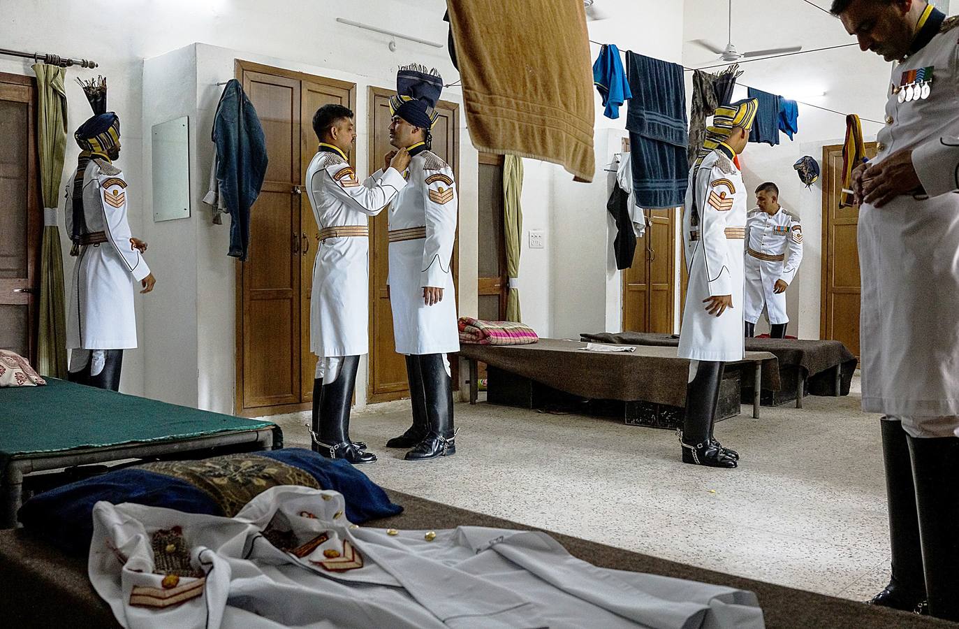 Los llamados «guardaespaldas del presidente» son una selecta unidad de caballería india compuesta por 200 miembros, asignada durante siglos a las personalidades del país. Para formar parte de este grupo de élite, que montará los mejores caballos y vestirá los más llamativos uniformes, los aspirantes deben medir al menos 1,82, tener apariencia agradable y una reputación fuera de dudas. Sin embargo, a pesar de la pompa y el nombre, los guardaespaldas no protegen al presidente: su seguridad corre a cargo de la policía de Delhi.