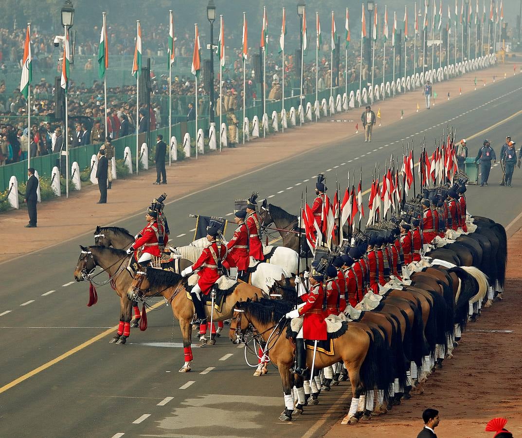 Los llamados «guardaespaldas del presidente» son una selecta unidad de caballería india compuesta por 200 miembros, asignada durante siglos a las personalidades del país. Para formar parte de este grupo de élite, que montará los mejores caballos y vestirá los más llamativos uniformes, los aspirantes deben medir al menos 1,82, tener apariencia agradable y una reputación fuera de dudas. Sin embargo, a pesar de la pompa y el nombre, los guardaespaldas no protegen al presidente: su seguridad corre a cargo de la policía de Delhi.