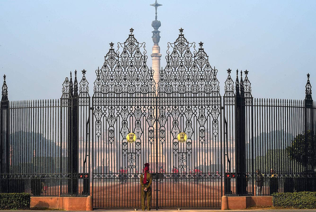 Los llamados «guardaespaldas del presidente» son una selecta unidad de caballería india compuesta por 200 miembros, asignada durante siglos a las personalidades del país. Para formar parte de este grupo de élite, que montará los mejores caballos y vestirá los más llamativos uniformes, los aspirantes deben medir al menos 1,82, tener apariencia agradable y una reputación fuera de dudas. Sin embargo, a pesar de la pompa y el nombre, los guardaespaldas no protegen al presidente: su seguridad corre a cargo de la policía de Delhi.