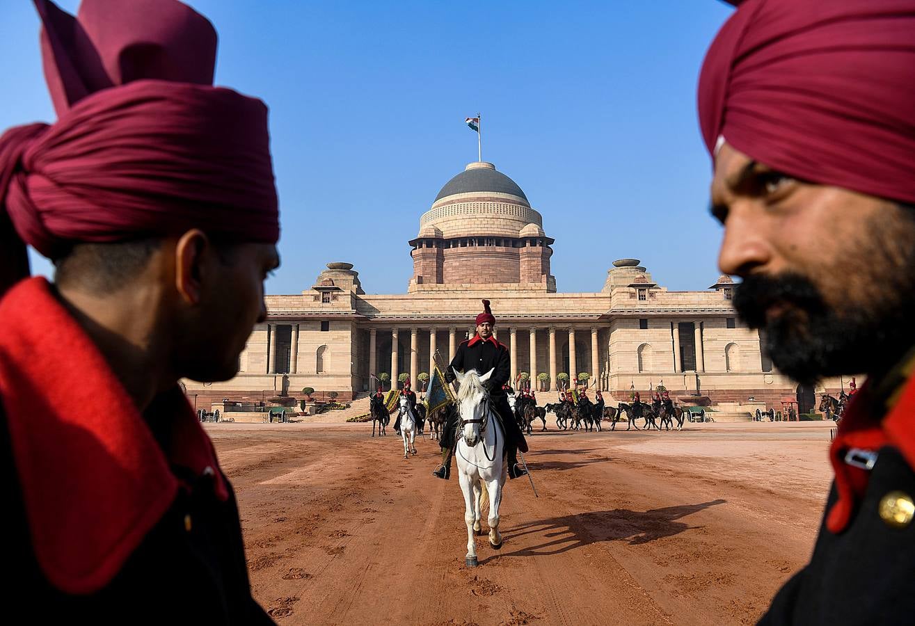 Los llamados «guardaespaldas del presidente» son una selecta unidad de caballería india compuesta por 200 miembros, asignada durante siglos a las personalidades del país. Para formar parte de este grupo de élite, que montará los mejores caballos y vestirá los más llamativos uniformes, los aspirantes deben medir al menos 1,82, tener apariencia agradable y una reputación fuera de dudas. Sin embargo, a pesar de la pompa y el nombre, los guardaespaldas no protegen al presidente: su seguridad corre a cargo de la policía de Delhi.