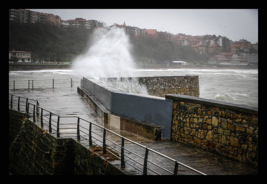 Mala mar este lunes en el Puerto Viejo de Algorta.