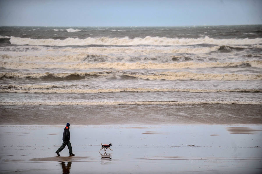 Un hombre desafía al mar enfuercido en La Arena