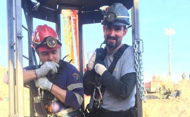 Dos expertos de la Brigada de Salvamento Minero se disponen a bajar por el tubo.