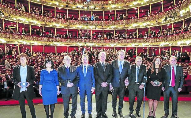 Los cinco galardonados con los premios Sabino Arana, ayer en el escenario del Teatro Arriaga, con Iñigo Urkullu, Andoni Ortuzar, Juan María Atutxa e Irune Zuluaga.