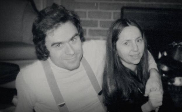 Imagen principal - Ted Bundy, junto a una de sus novias y en el juicio. A la derecha, uno de los periodistas encargados de entrevistar a Bundy.