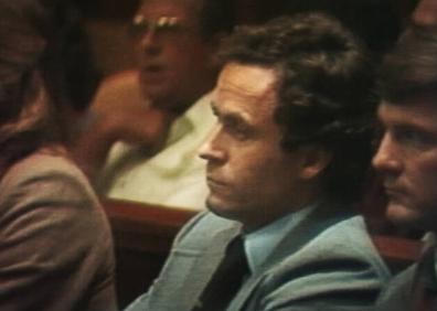 Imagen secundaria 1 - Ted Bundy, junto a una de sus novias y en el juicio. A la derecha, uno de los periodistas encargados de entrevistar a Bundy.